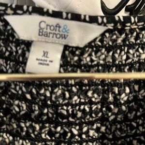 Long sleeveless dress with pockets.